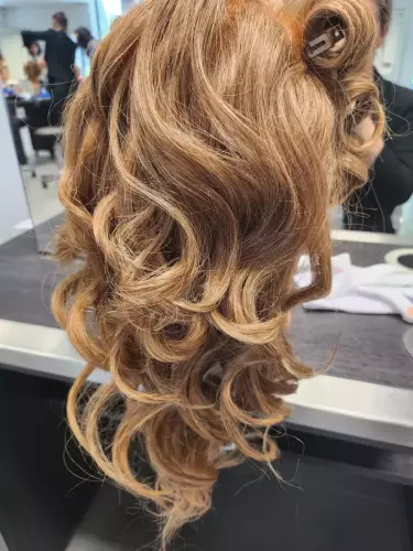 Une coiffeuse se doit d'être au gout du jour autant sur la partie technique que créative, c'est pour cela que je continue de me former tout au long de l'année sur le monde de la coiffure.