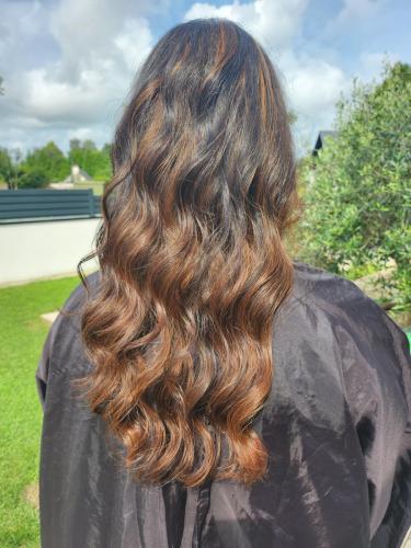 Balayage soleil sur un cheveux fins et bouclés naturellement et une coupe et un brushing bouclé.Un petit entretien de shampooing ou son repigmentant à la maison pour garder le reflet flamboyant.Merci à ma jolie cliente!